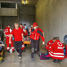 Teamwork Rotkreuz-Abteilung und Bergrettung