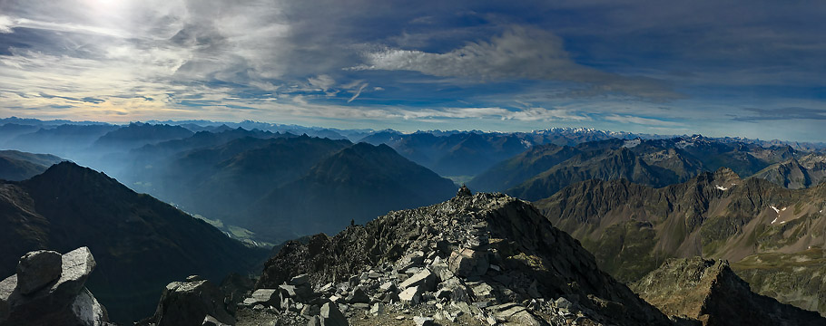 Blick vom Piz Linard zur Bernina Gruppe
